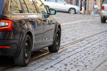Wrocław: Wypadek tramwaju i samochodu. Zablokowane torowisko na Księże Małe. Młody Ukrainiec chciał uciec, bo nie ma prawa jazdy
