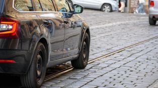 Wrocław: Wypadek tramwaju i samochodu. Zablokowane torowisko na Księże Małe. Młody Ukrainiec chciał uciec, bo nie ma prawa jazdy