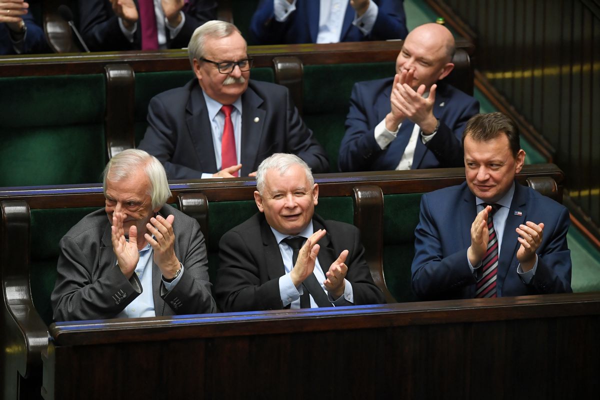 PiS deklasuje PO w najnowszym sondażu. Trzy partie w Sejmie