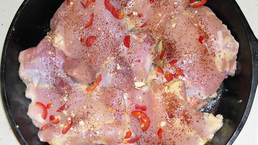 Surowy kurczak (mięso ciemne i skóra)