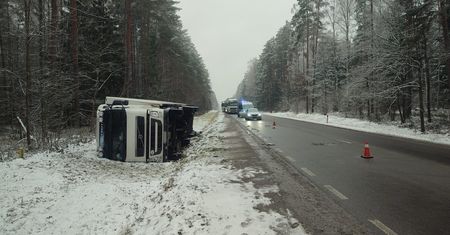 Ciężarówka w rowie. Kierowca kompletnie pijany