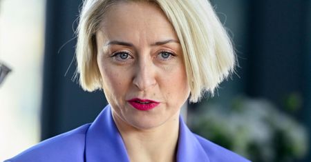 Podglądał ją pod prysznicem. Wygarnęła mu przy całej rodzinie