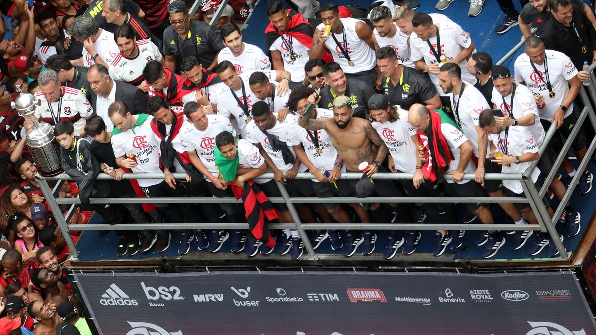 piłkarze Flamengo Rio de Janeiro cieszą się razem z kibicami