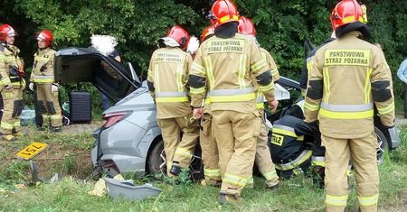 Groźny wypadek w gminie Waśniów. Dwie osoby w szpitalu [Foto]