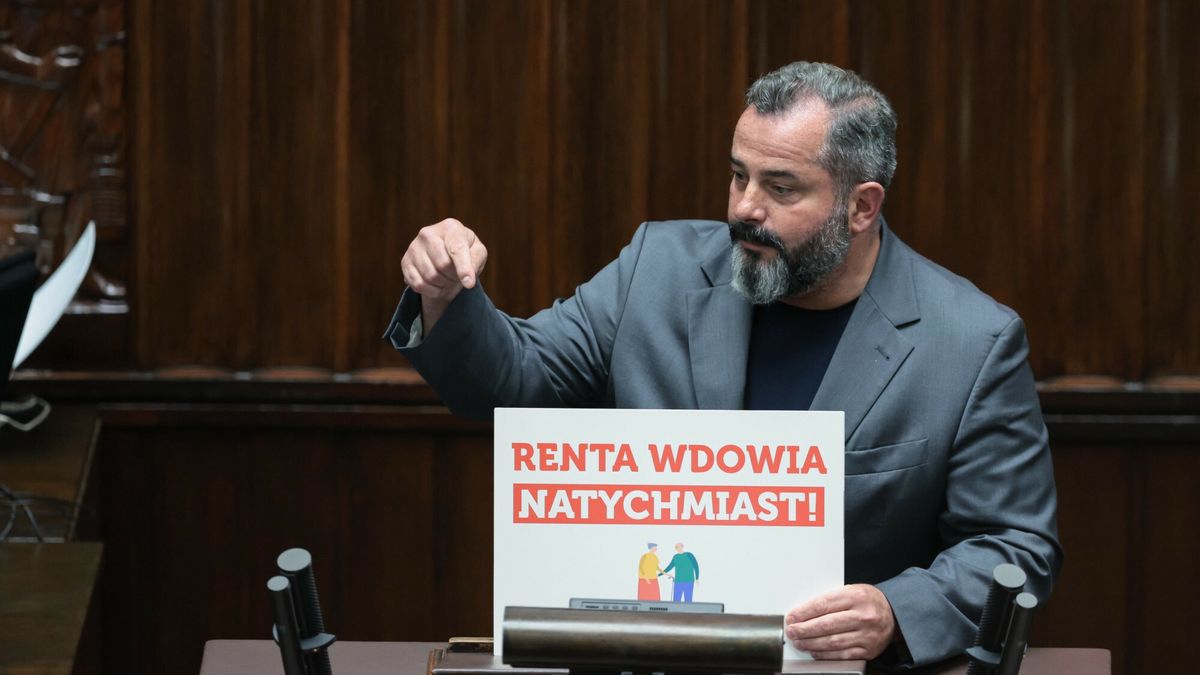 Poseł Lewicy Arkadiusz Iwaniak prezentujący w Sejmie postulat wprowadzenia renty wdowiej