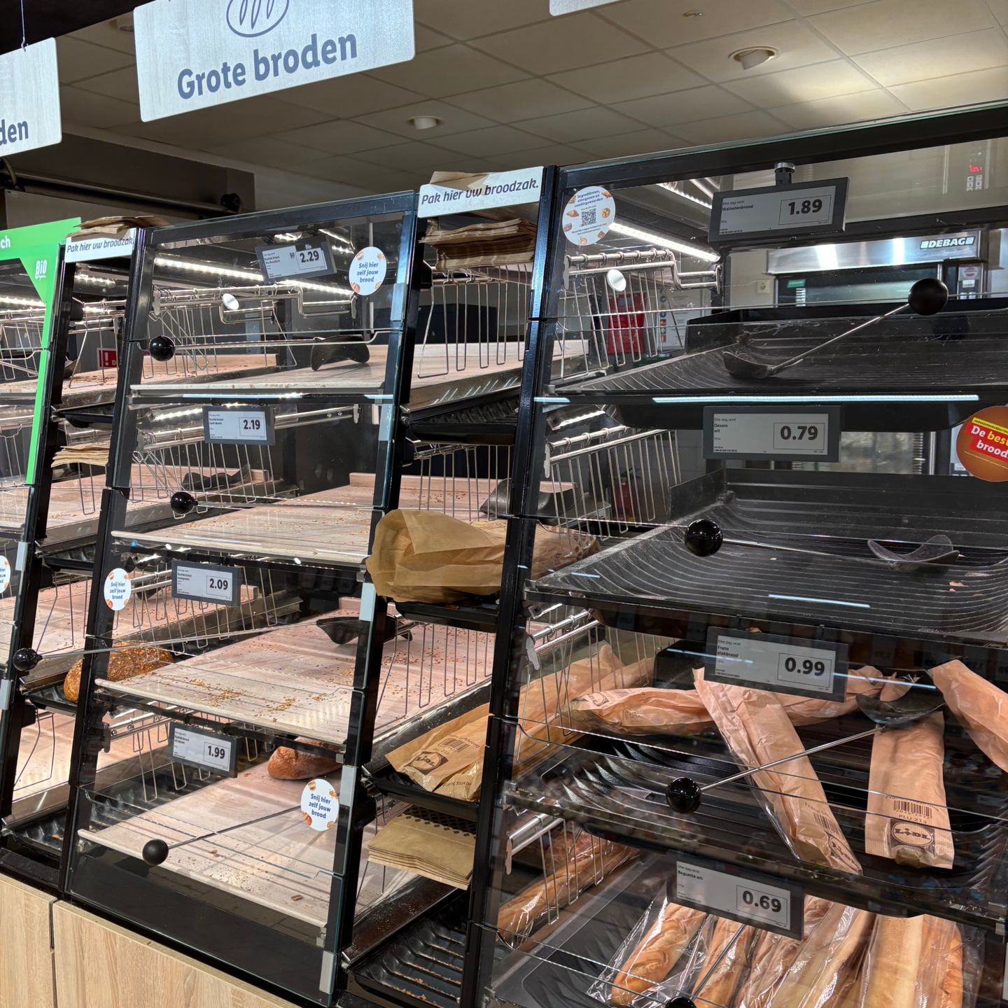 Stoisko z pieczywem w Lidlu w Rotterdamie