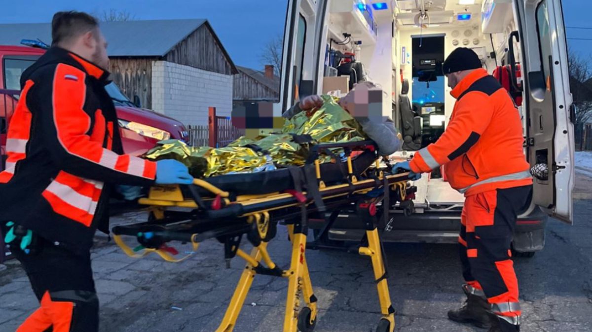 Senior stał w lodowatej rzece