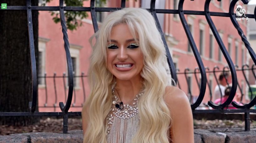 Caroline Derpienski udziela wywiadu reporterce Pudelka