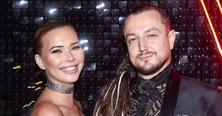 Przytuleni Sandra Kubicka i Baron prezentują śnieżnobiałe uśmiechy na wspólnym zdjęciu (FOTO)