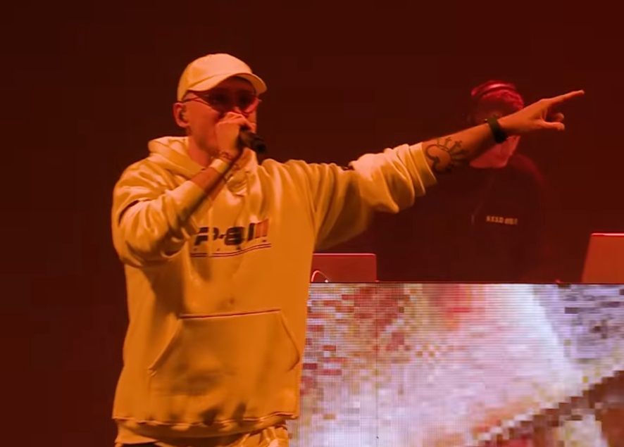 Pezet w trakcie koncertu na Torwarze