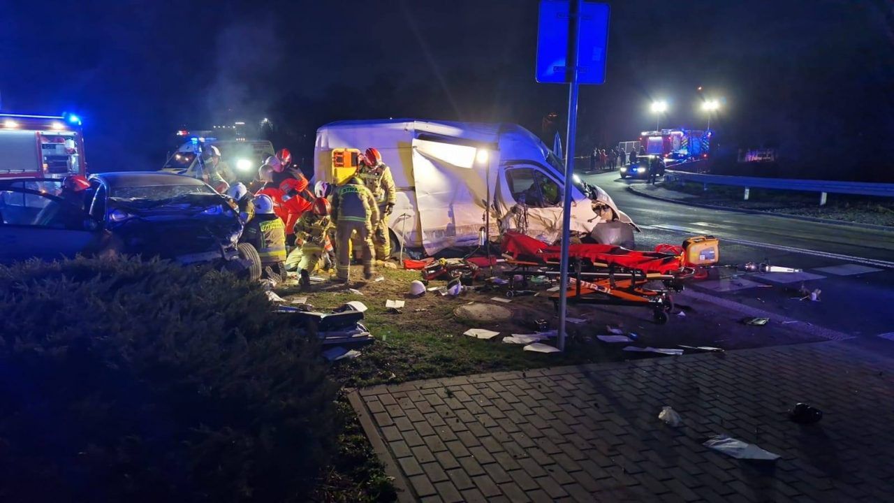 Poważny wypadek na krajowej 8. Trzy osoby poszkodowane
