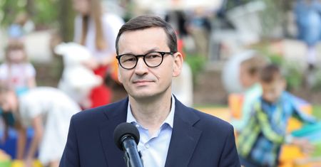 Premier pokazał list gończy za Kornelem Morawieckim. "Pamiętam tamten czas doskonale"