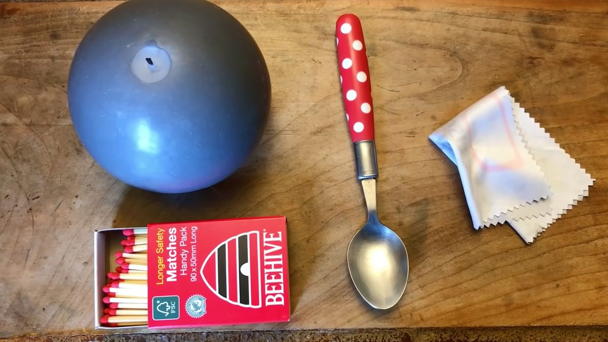 Pozbądź się tłustych odcisków z obiektywu za pomocą świeczki i łyżeczki 1