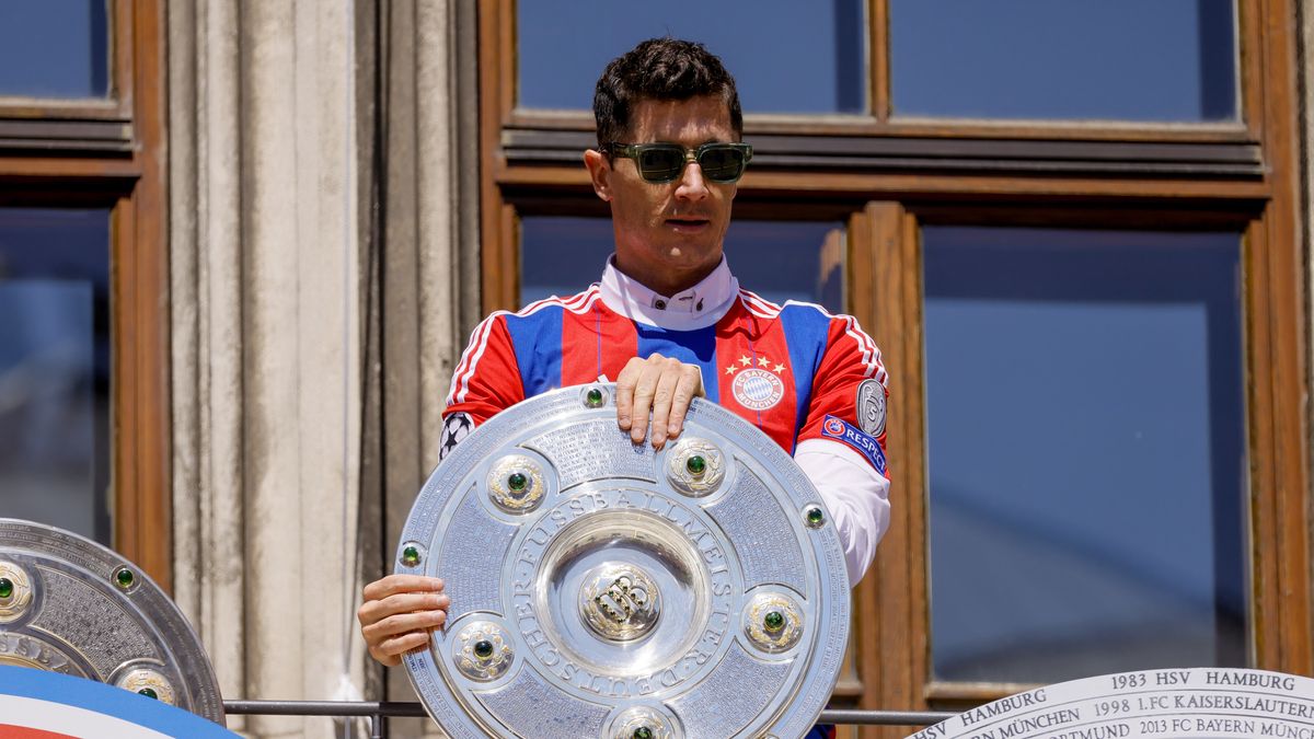 Bayern's Robert Lewandowski celebrates on the balcony of the City Hall at the Marienplatz Square in front of supporters in Munich, Germany, 15 May 2022. FC Bayern Munich is the German Bundesliga Champion for the 2021/22 season. EPA/RONALD WITTEK Dostawca: PAP/EPA.