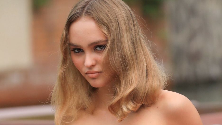Tak Lily-Rose Depp wyszła na zakupy. Jej stylizacja to nietypowe połączenia 