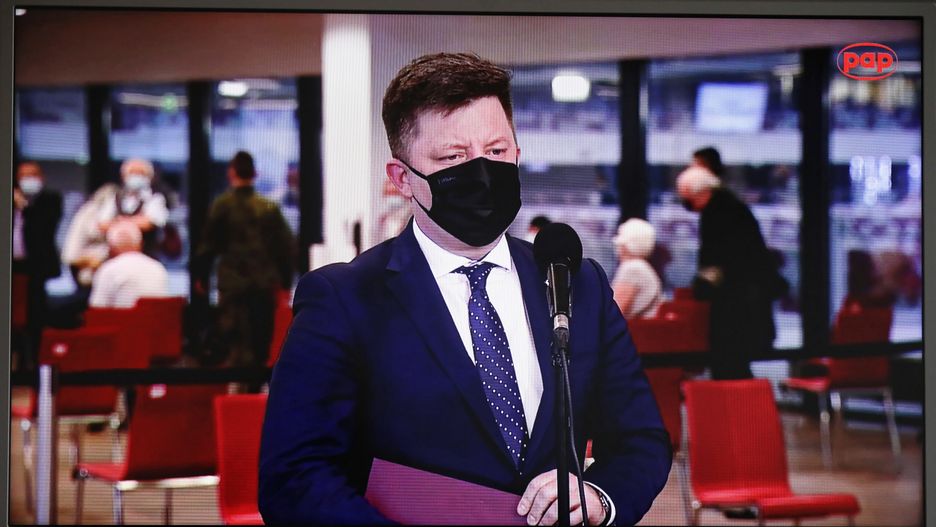Warszawa, 30.03.2021. Koronawirus w Polsce. Szef KPRM Michał Dworczyk podczas transmisji konferencji prasowej premiera Mateusza Morawieckiego ze stadionu PGE Narodowy w Warszawie, ogladanej na portalu pap.pl, 30 bm. Spotkanie dotyczyło harmonogramu szczepień. (amb) PAP/Paweł Supernak