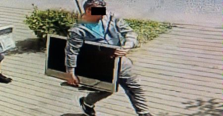 Złodziej z Gangu Olsena? Ukradł telewizor i paradował z łupem pod pachą