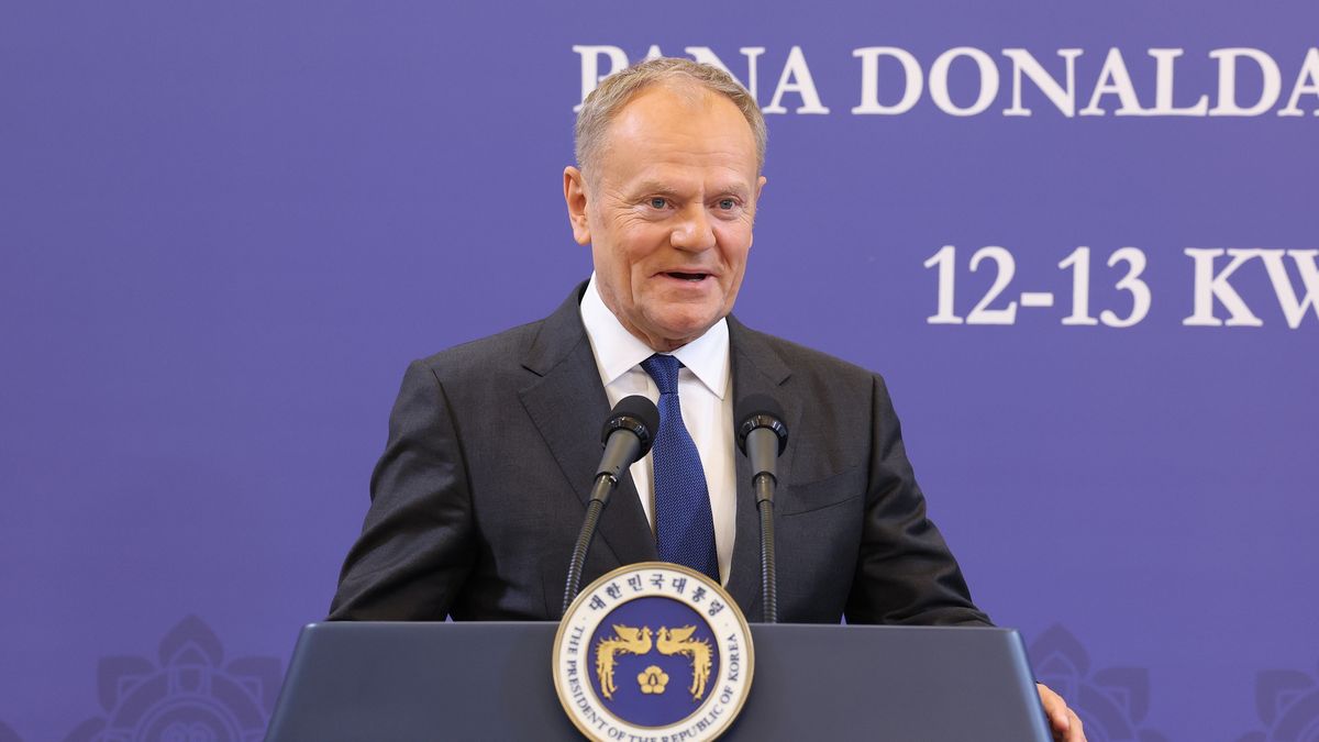 Polish Prime Minister Donald Tusk speaks during a joint press conference with South Korean President Lee Jae Myung (not pictured) after their meeting at the presidential Blue House in Seoul, South Korea, 13 April 2026. Tusk is on a diplomatic visit to East Asia. EPA/Chung Sung-Jun / POOL Dostawca: PAP/EPA.