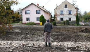 "Zostaliśmy sami". Po przejściu powodzi sytuacja wciąż jest trudna