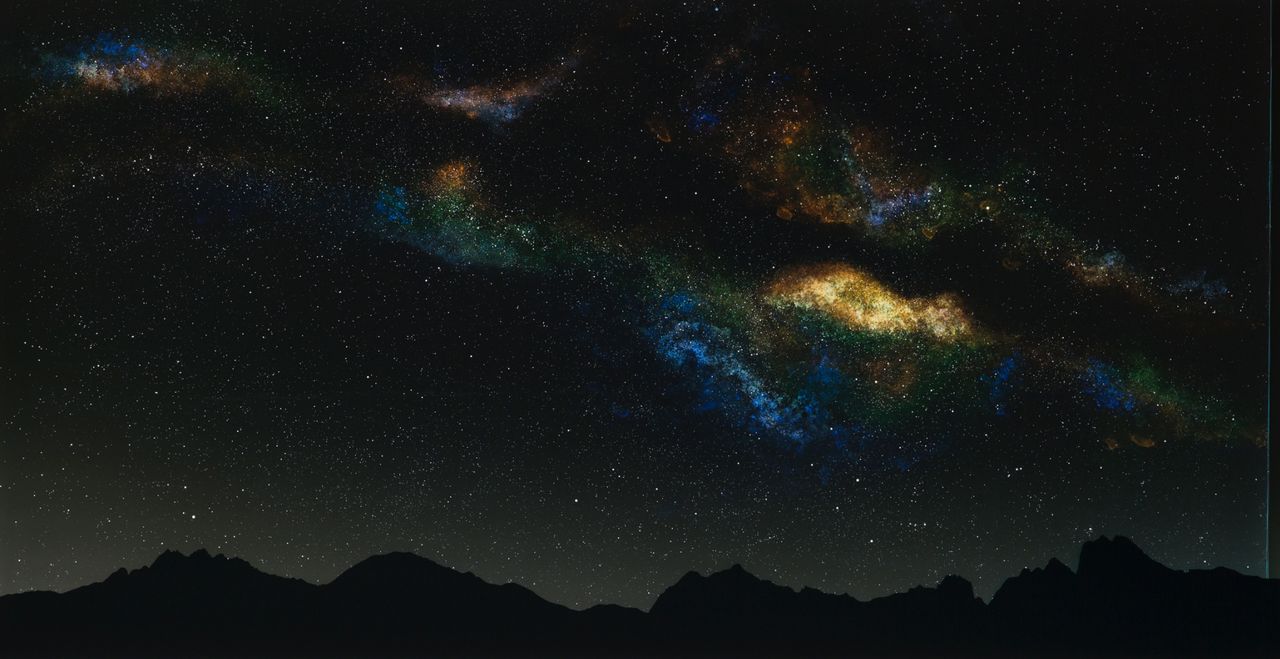Odległe galaktyki stworzone w ciemni przez Vanessę Marsh