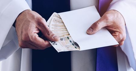 Ksiądz po kolędzie już niebawem w twoim domu. Ile pieniędzy dają Polacy?