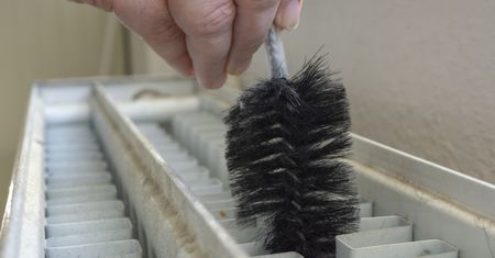 Tak wyczyścisz kaloryfer w środku. Prosty sposób