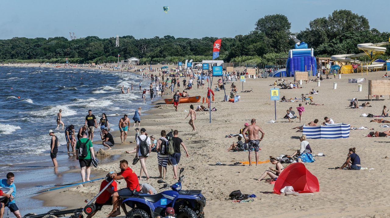 Czerwone flagi nad Bałtykiem. Co oznaczają kolory flag na plaży i czym są niebezpieczne prądy wsteczne?