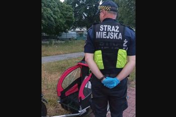 Pijany ojciec przewrócił się na ścieżce rowerowej. W przyczepce było dwoje dzieci