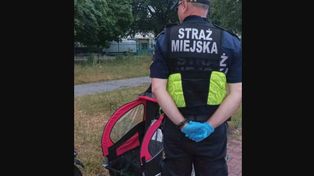 Pijany ojciec przewrócił się na ścieżce rowerowej. W przyczepce było dwoje dzieci