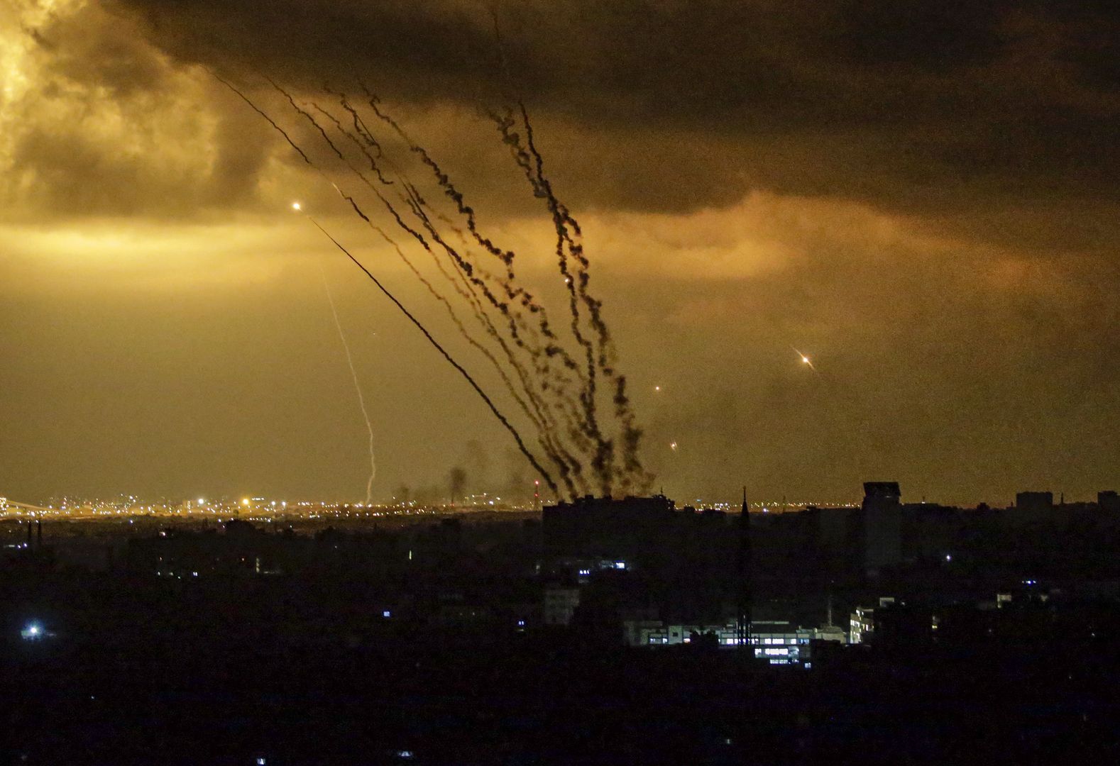 Rockets are launched from the coast of the Gaza Strip towards Israel by militants of the Ezz Al-Din Al Qassam militia, the military wing of the Hamas movement, Gaza City, 14 October 2023. The Israeli Defense Force (IDF) on 13 October called for the evacuation of all civilians of northern Gaza ahead of an expected ground invasion. More than 1,300 Israelis have been killed and over 3,200 others injured, according to the IDF, after the Islamist movement Hamas launched an attack against Israel from the Gaza Strip on 07 October. More than 2,000 Palestinians have been killed and over 8,700 others injured in Gaza since Israel launched retaliatory air strikes, the Palestinian health ministry said. EPA/MOHAMMED SABER Dostawca: PAP/EPA.