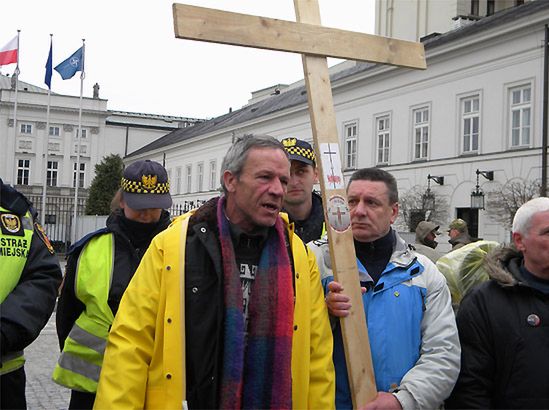 Nowy krzyż pod Pałacem; "Odejdziemy po dymisji Tuska"