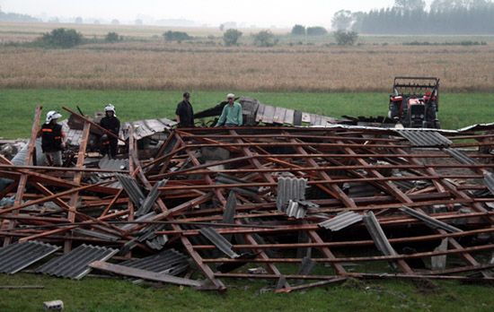 Po nawałnicach 140 osób wciąż bez prądu