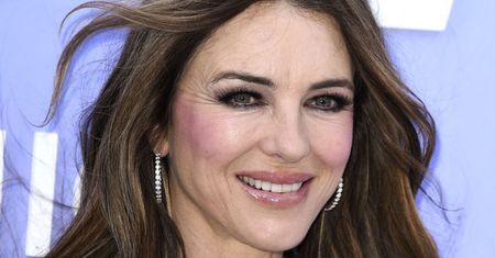 Była jego fanką. Teraz Elizabeth Hurley potwierdziła związek z ojcem Miley Cyrus