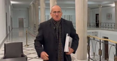 Afera wizowa pogrążyła PiS? Minister Rau ucieka przed pytaniami