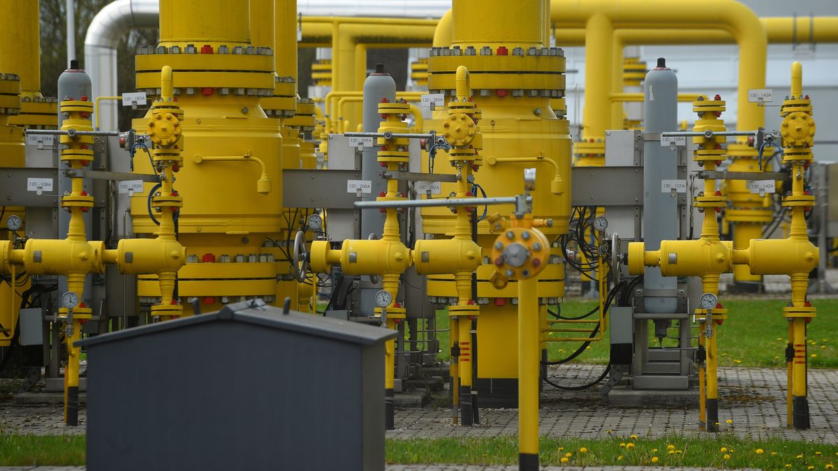 Rembleszczyzna k. Warszawy, 27.04.2022. Operator Gazociągow Przesylowych GAZ-SYSTEM S.A.. Konferencja prasowa premiera Mateusza Morawieckiego na temat przerwania przez rosyjski Gazprom dostaw gazu do Polski.