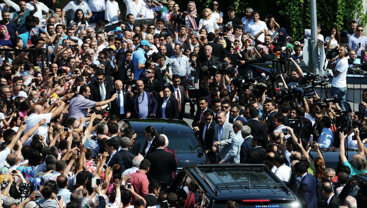 10 sierpnia 2014 roku. Tłumy zwolenników witają Erdoğana w dniu wyborów. Jego przeciwnicy ostrzegali, że jeśli wygra, kraj stoczy się w jednoosobową autokrację