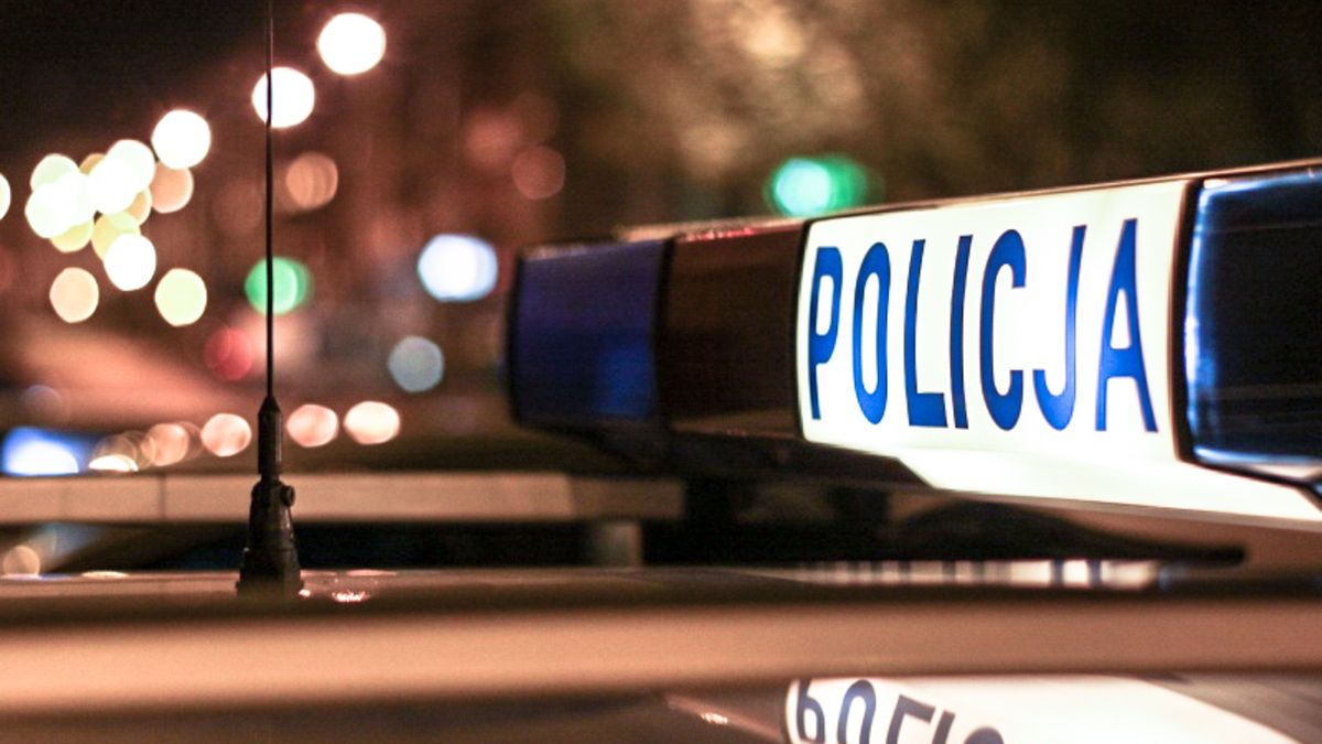 Policjanci ostrzegają przed oszustami.