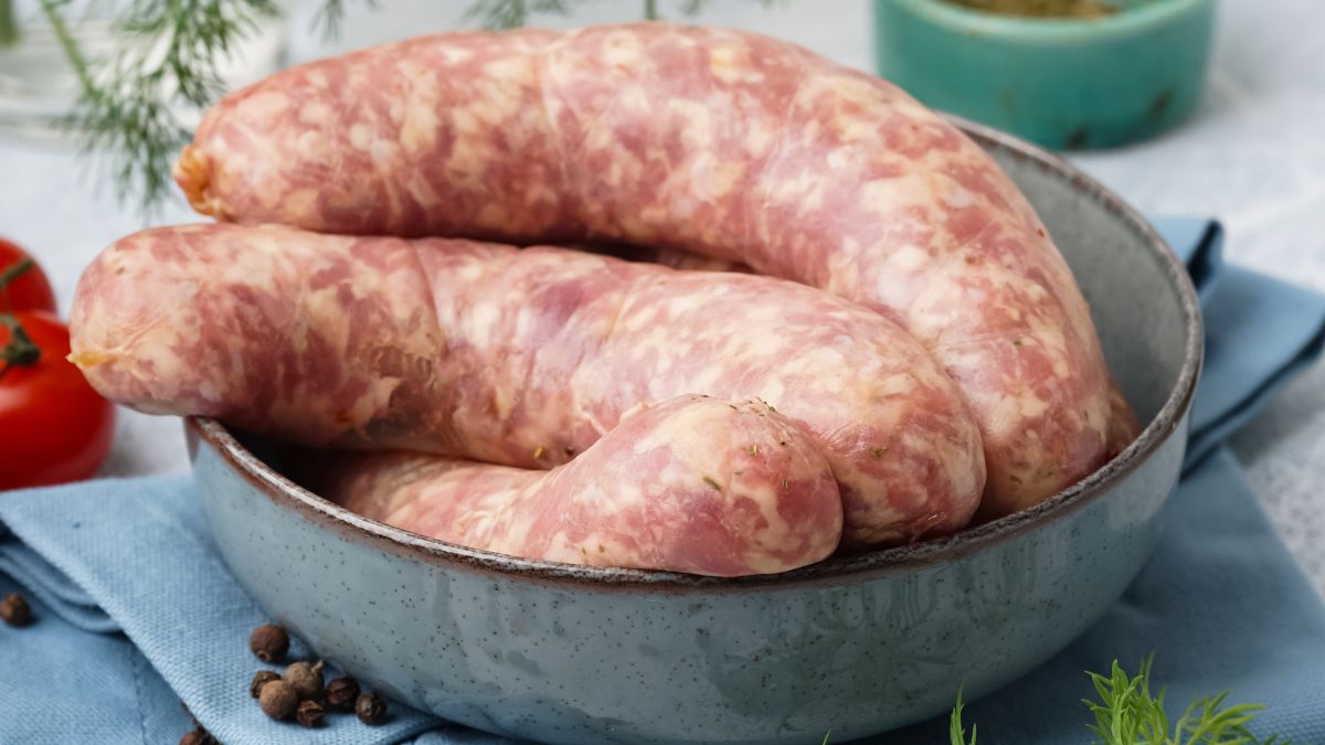 Lepiej wybrać surową białą kiełbasę czy parzoną?