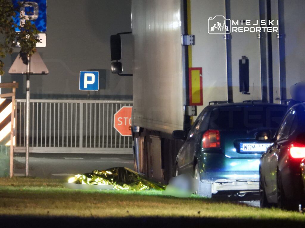 Grodzisk Mazowiecki: Wbił się w naczepę ciężarówki. 69-latek nie żyje
