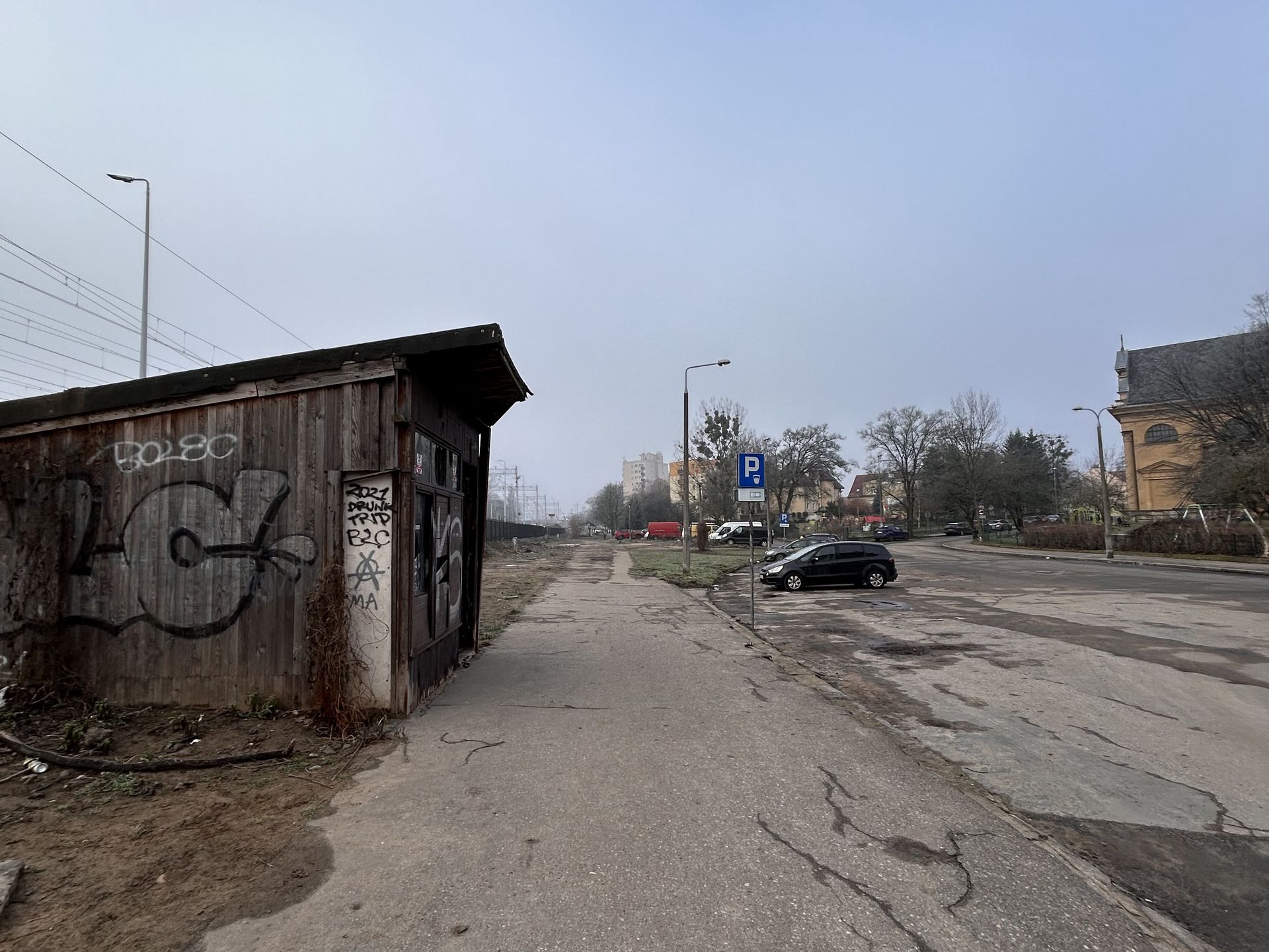 Opustoszałe targowisko przy ul. Kolejowej w Olsztynie 