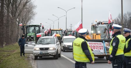 "Gigantyczne korki". Kierowcy tracą cierpliwość do rolników