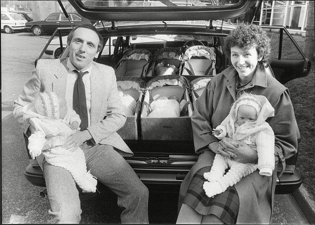 Sześcioraczki Walton z rodzicami w specjalnie przerobionym samochodzie / DailyMail