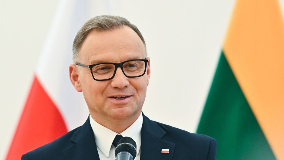 Wilno, Litwa, 02.06.2025. Prezydent RP Andrzej Duda przemawia podczas spotkania ze społecznością polską na Litwie, 2 bm. w Wilnie. Prezydent Andrzej Duda jest z wizytą na Litwie, gdzie razem z liderami państw Bukaresztańskiej Dziewiątki oraz nordyckich weziął udział w rozmowach przed szczytem NATO w Hadze. (aldg) PAP/Valdemar Doveiko