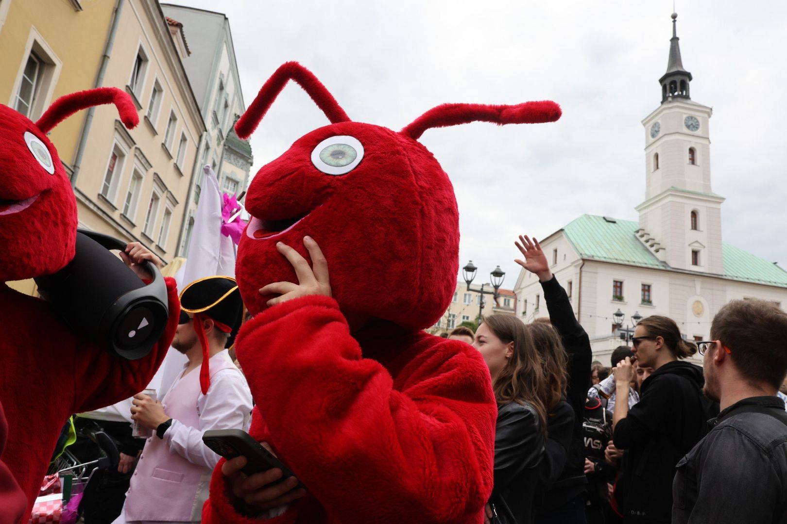 Roztańczeni studenci na rynku w Gliwicach. Igry 2025 czas zacząć. Przyszli w odlotowych strojach. Kreatywność Politechniki nie ma