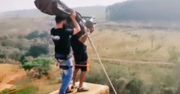Rzucili 21-latkę na bungee bez liny. Jeden wcześniej nagrał szokujący film