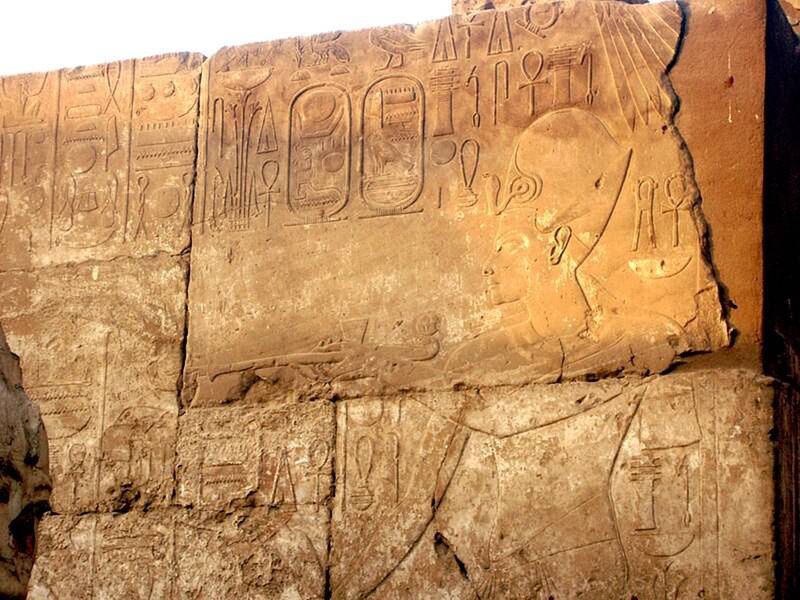 Przedstawienie Tutanchamona podczas składania ofiary i libacji. 