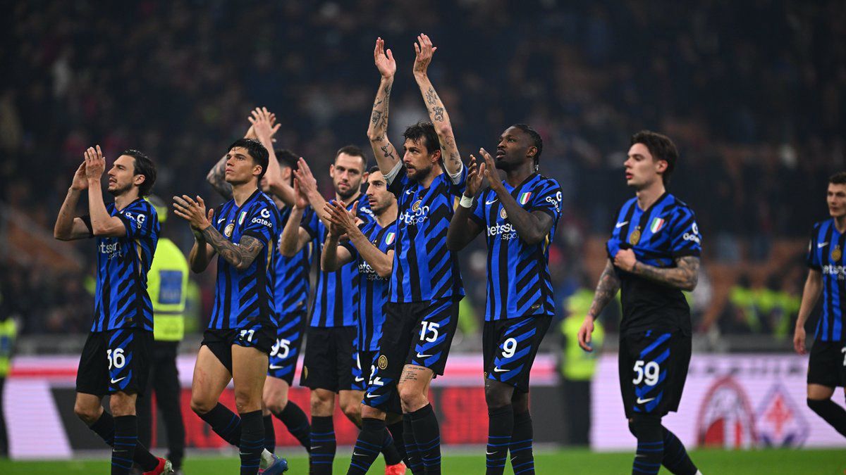 Nicola Zalewski i inni piłkarze Interu Mediolan po meczu