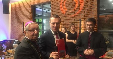 Miliony z Fundacji Energa. Beneficjentami m.in. Ogórek, Głódź i Rydzyk