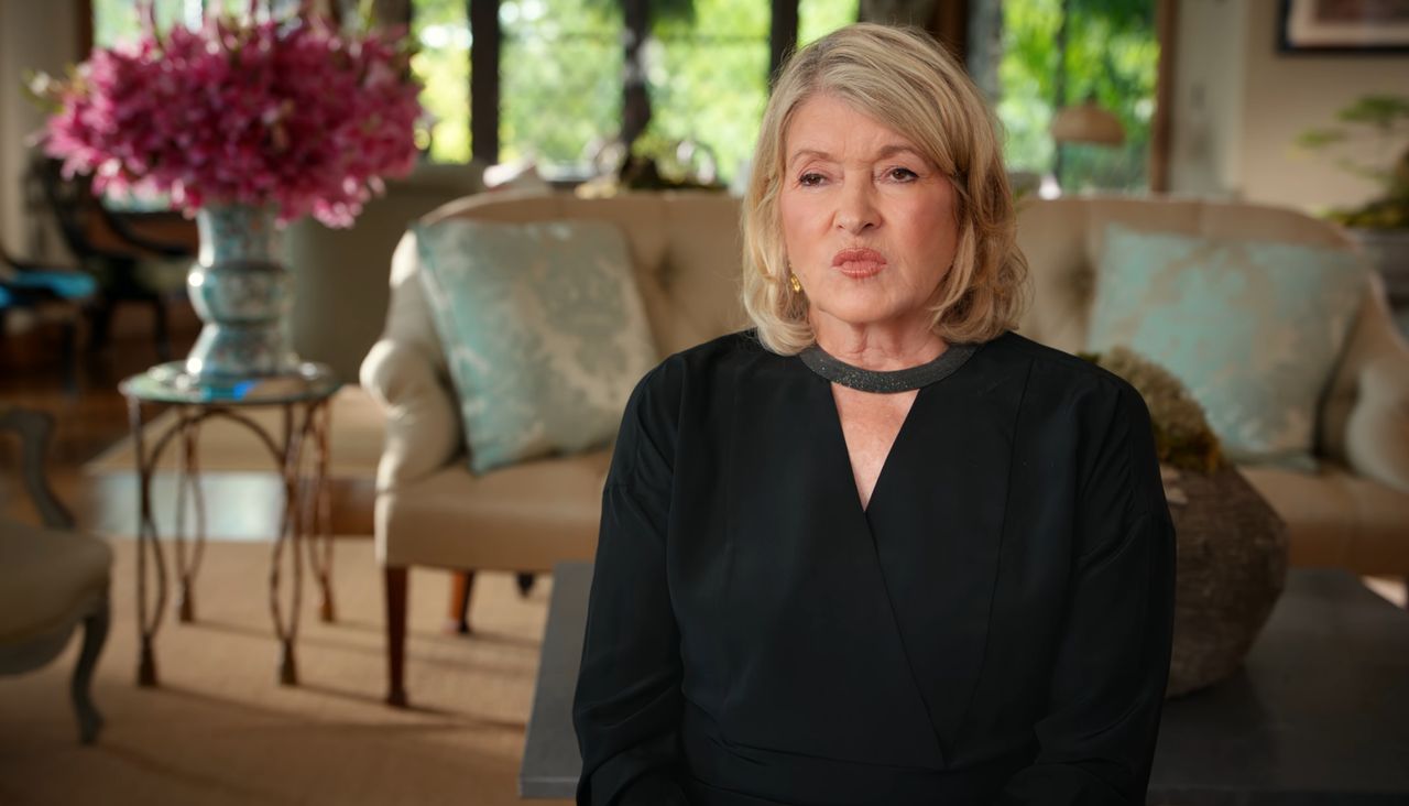 Martha Stewart uśmierciła dziennikarkę w dokumencie Netfliksa. Ta ciepło pozdrawia ją "zza grobu": "Żyję s**o!"