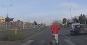 O włos od tragedii na drodze. Kierowca uratował życie pieszego